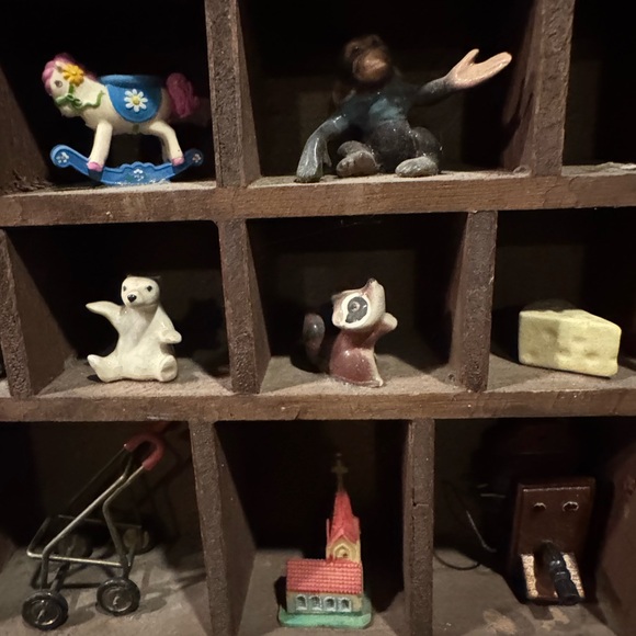 Vintage Printer’s Tray Filled w/ 100+ Miniatures • Advertising • Metal & Japan!! - Picture 9 of 17